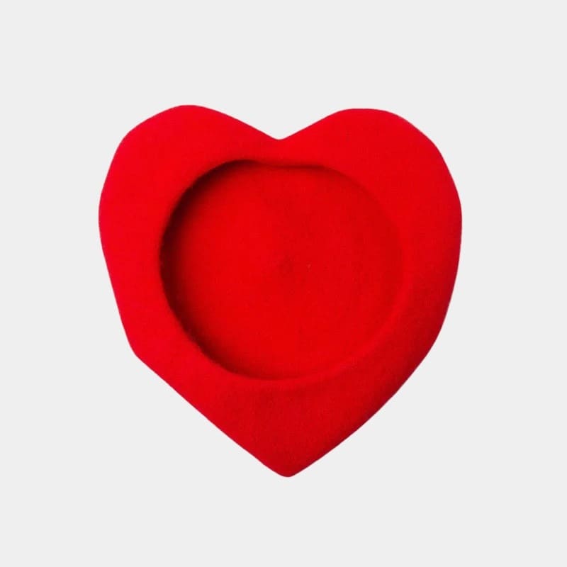 Béret en forme de cœur rouge