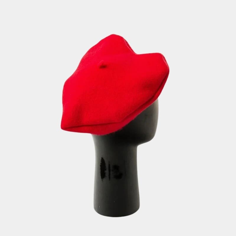 Béret en forme de cœur rouge