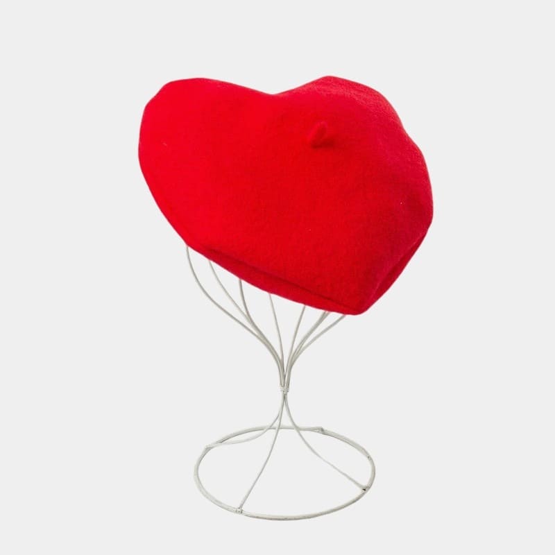 Béret en forme de cœur rouge