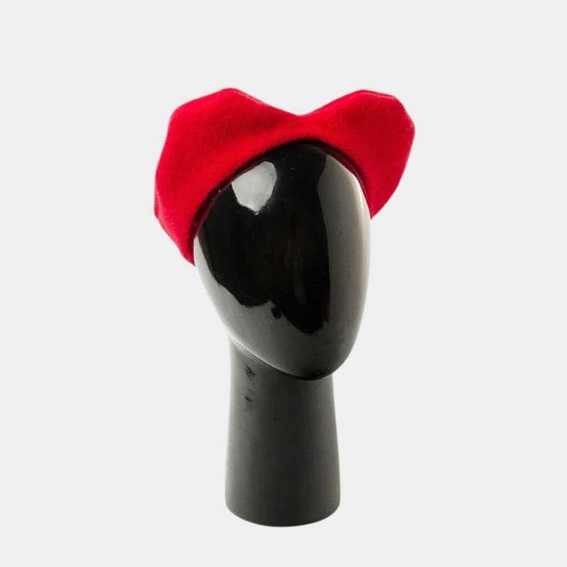 Béret en forme de cœur rouge
